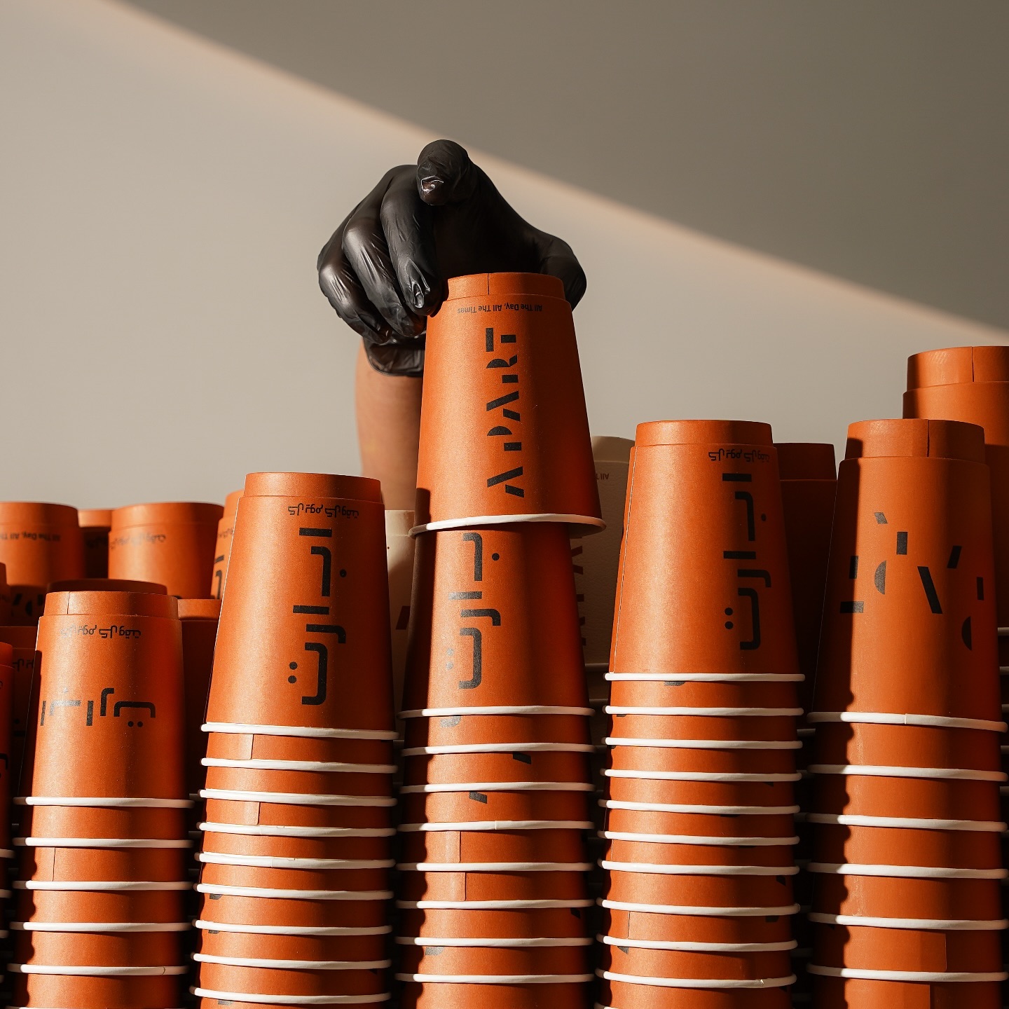 أكواب ابارت الجاهزة للتوصيل — Apart Cafe branded cup stacks
